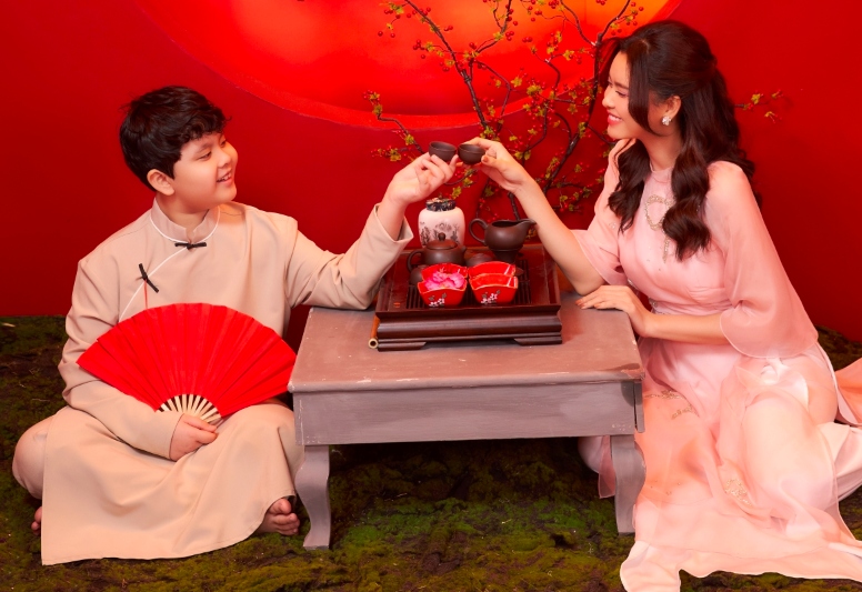 Con trai 9 tuổi của Trương Quỳnh Anh khoe vẻ mũm mĩm, đáng yêu bên mẹ trong bộ ảnh xuân